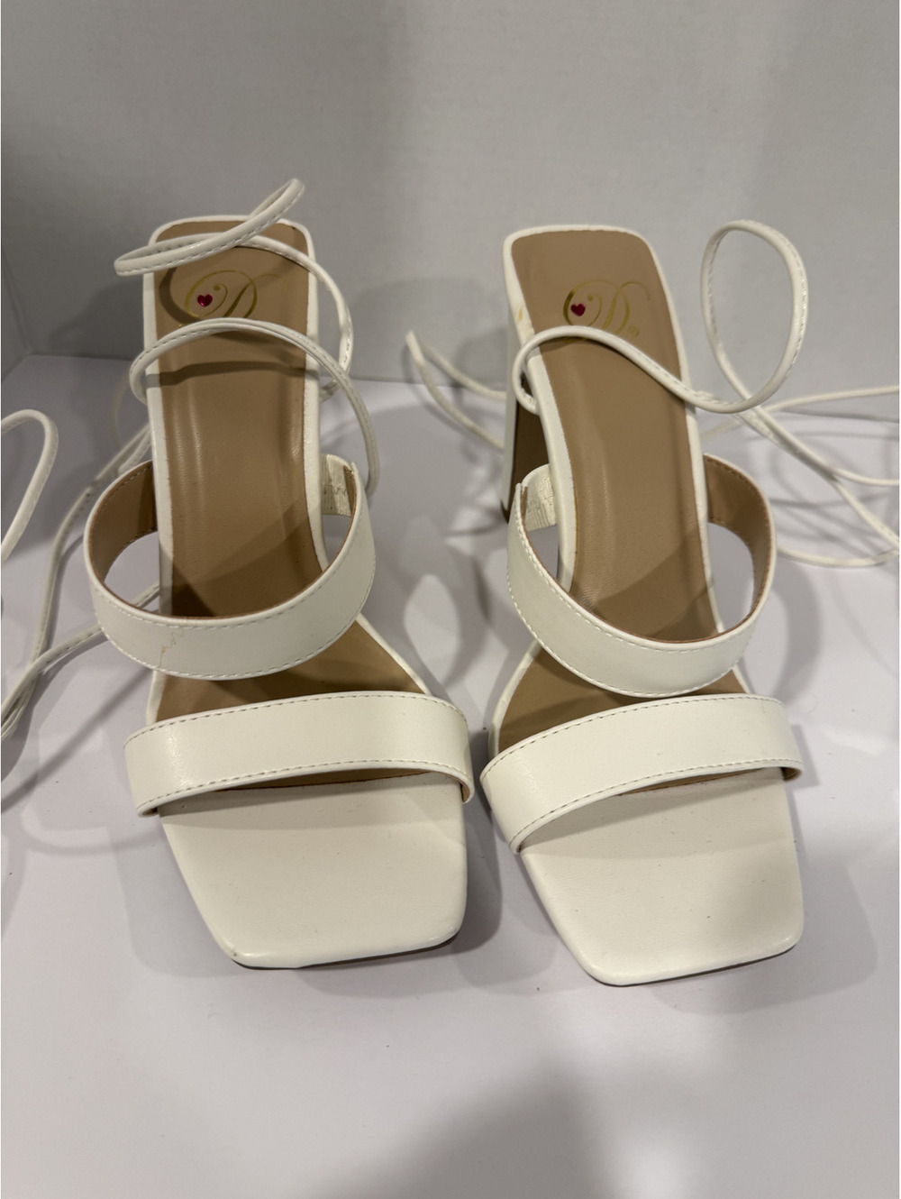D-White strappy block heel sandals square toe, ankle ties wrap Size 9.5